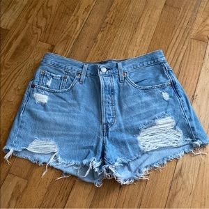 levi 501 distressed denim shorts size 28